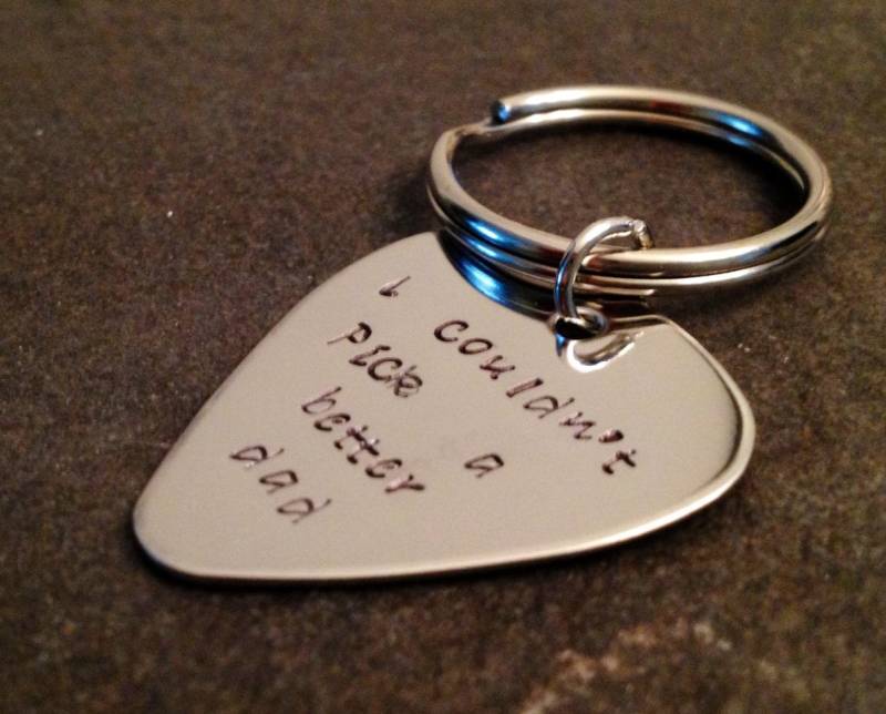 Gravierte Gitarre Plektrum Schlüsselbund, Geschenk Für Papa, Personalisierte Schlüsselbund von WhirlyBirdDesigns