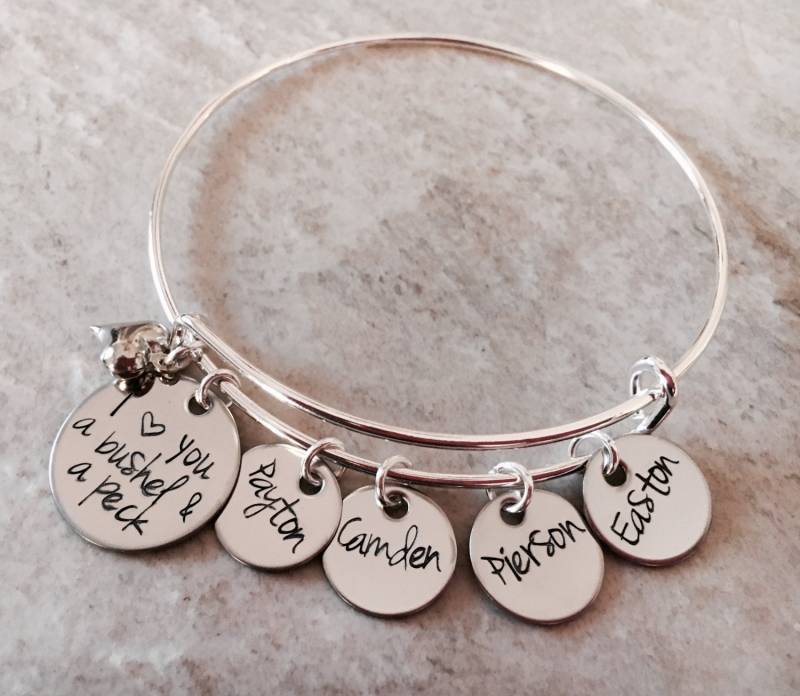 Ich Liebe Dich Ein Scheffel Und Peck Armreif, Personalisierte Namen Charms, Mutter Schmuck von WhirlyBirdDesigns