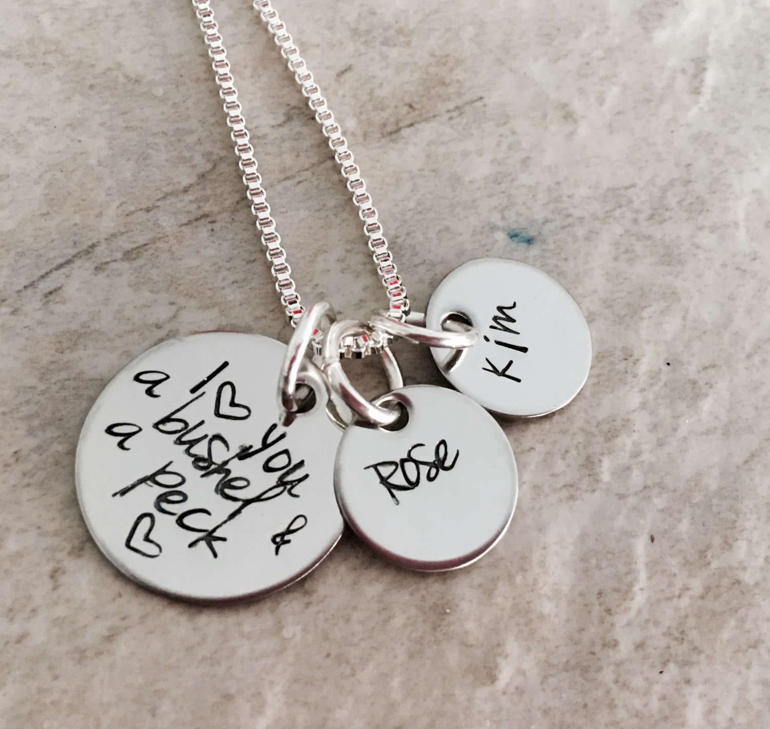 Ich Liebe Dich Scheffel Und Peck Personalisierte Halskette Mit Namen Charme Mütter Mama Schmuck Geschenk Individuelle Muttertag Gesetzt von WhirlyBirdDesigns