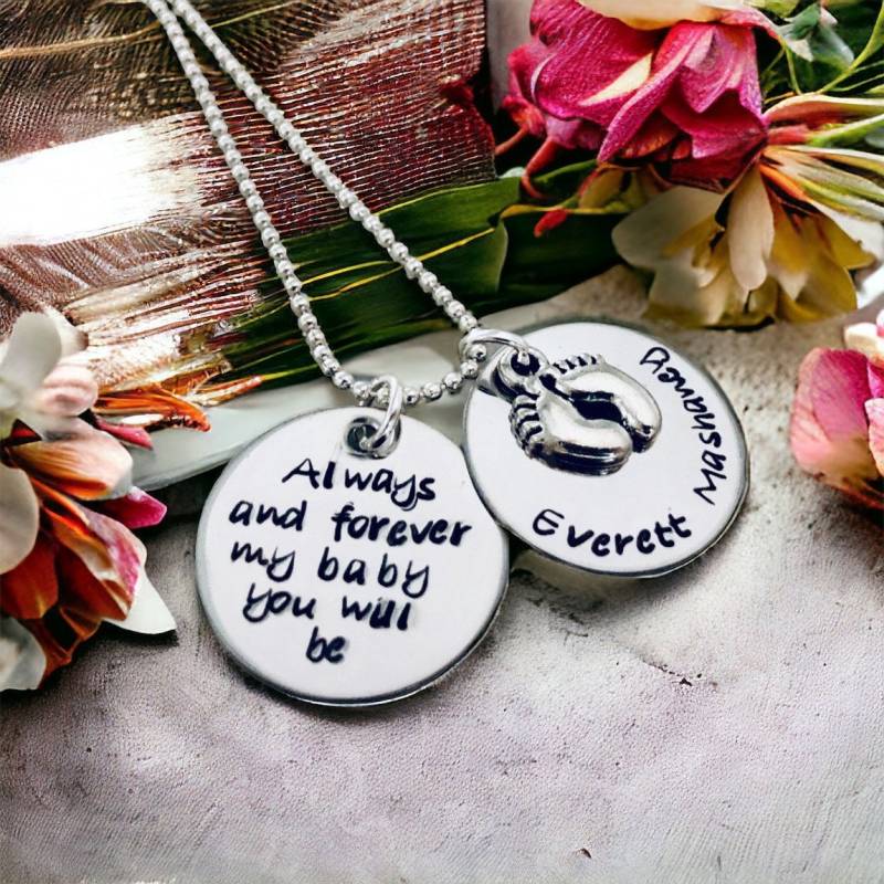 Personalisierte Baby Füße Charme Halskette, Benutzerdefinierte Name Schmuck von WhirlyBirdDesigns