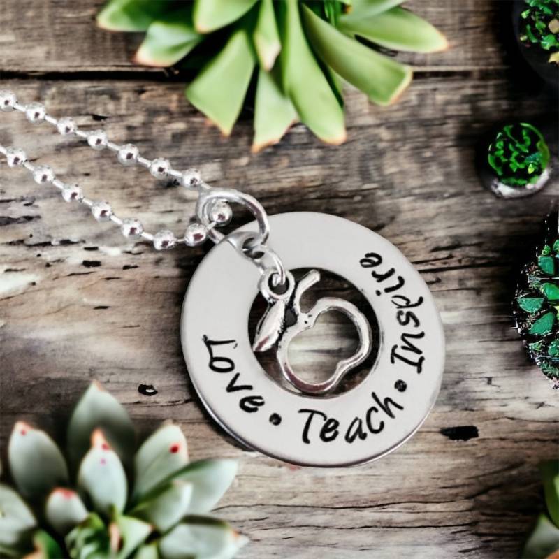 Liebe Lehren Inspirieren Halskette, Apple Charm, Lehrer Geschenk von WhirlyBirdDesigns