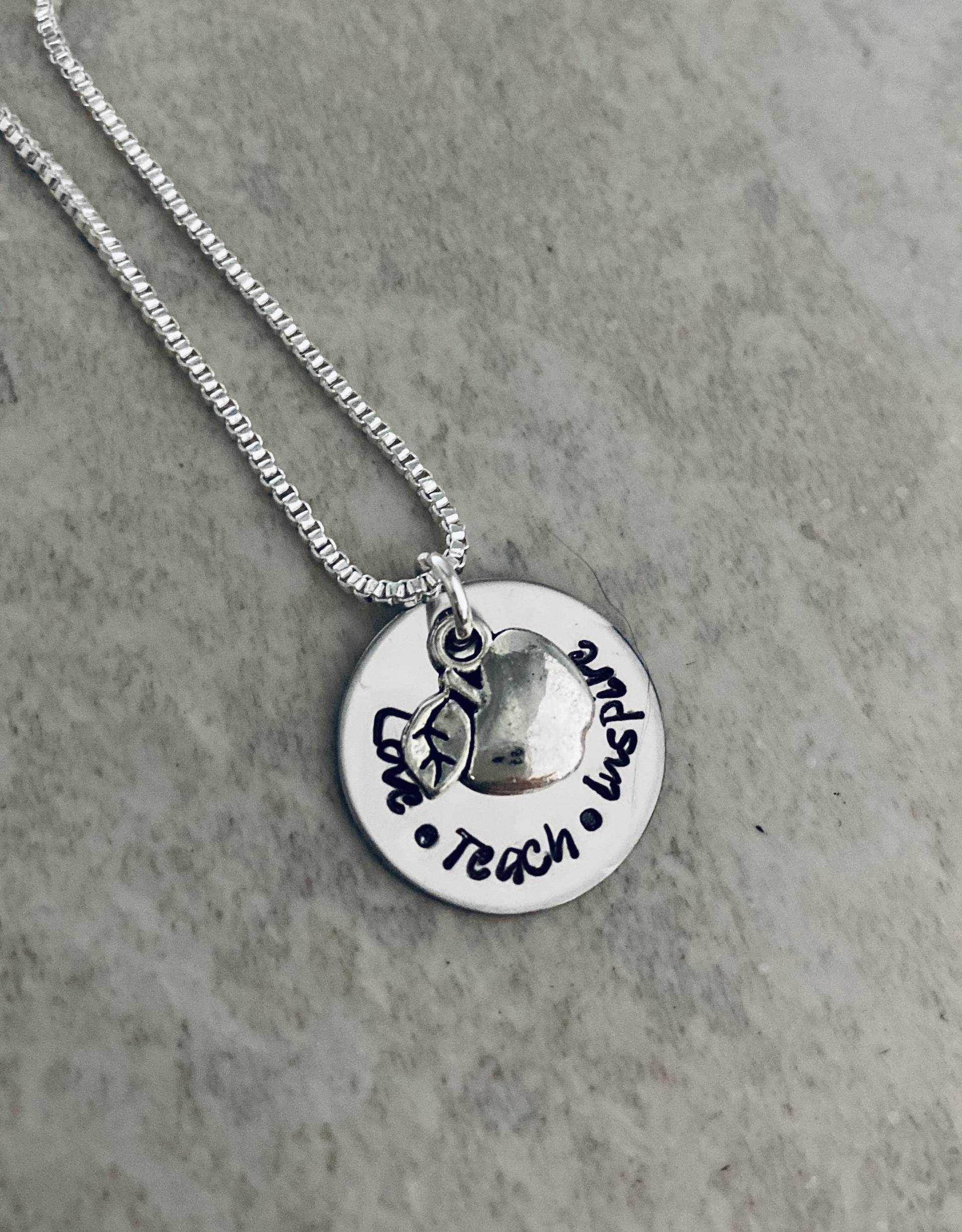 Liebe Lehren Inspirieren Lehrer Halskette Geschenk Für Wertschätzung Woche Mit Apfel Charme Personalisiertes Liebe Lehren Inspirieren Lehrer Halskette Geschenk Für Wertschätzung Woche Mit Apfel Charme Personalisiertes von WhirlyBirdDesigns