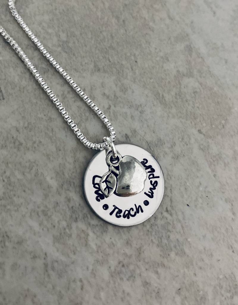 Liebe Lehren Inspirieren Lehrer Halskette Geschenk Für Wertschätzung Woche Mit Apfel Charme Personalisiertes von WhirlyBirdDesigns