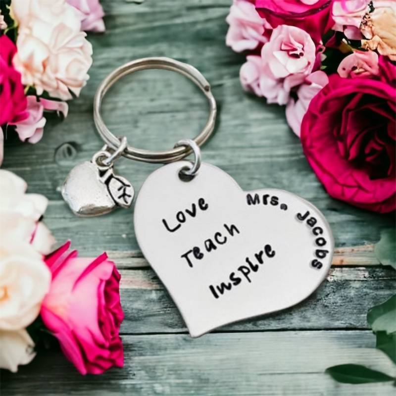 Hand Gestempelt Lehrer Schlüsselbund, Love Teach Inspire, Apple Charm von WhirlyBirdDesigns