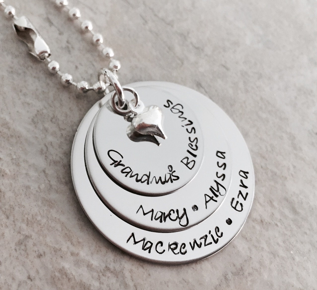 Omas Segen Halskette, Personalisierte Name Charm Schmuck von WhirlyBirdDesigns