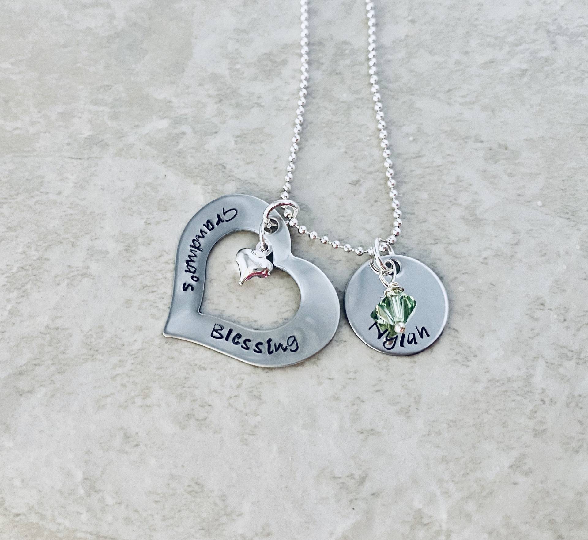 Omas Segen Herz-Halskette Personalisierte Name Charms & Birthstone Kristalle von WhirlyBirdDesigns