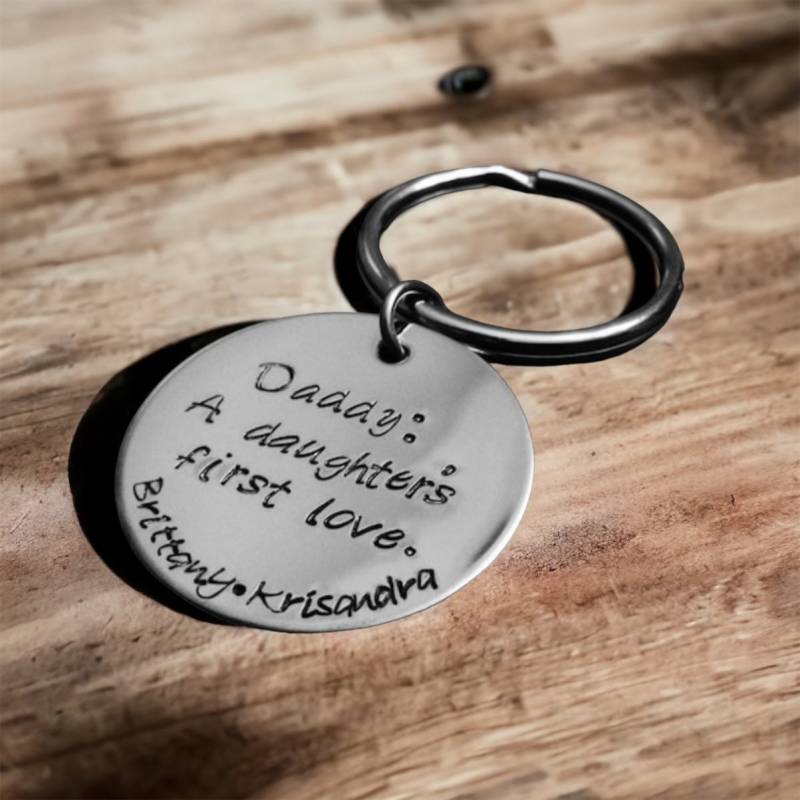 Papa Eine Tochter Erste Liebe Hand Gestempelt Personalisierte Schlüsselanhänger von WhirlyBirdDesigns