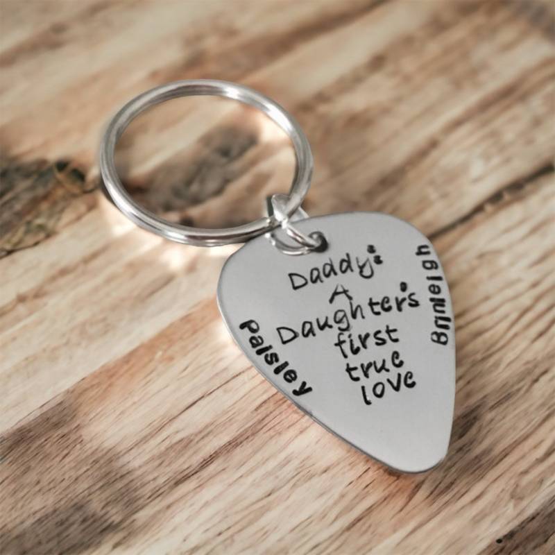 Personalisierte Gitarren-Plektrum Schlüsselbund - Hand Gestempelt Vatertagsgeschenk von WhirlyBirdDesigns