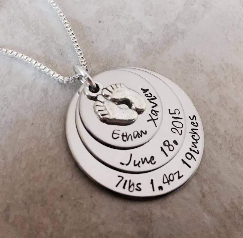 Personalisierte Baby Stats Halskette, Neue Mutter Geschenk, Füße Charme von WhirlyBirdDesigns