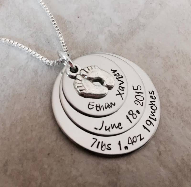 Personalisierte Baby Stats Halskette, Neue Mutter Geschenk, Füße Charme von WhirlyBirdDesigns