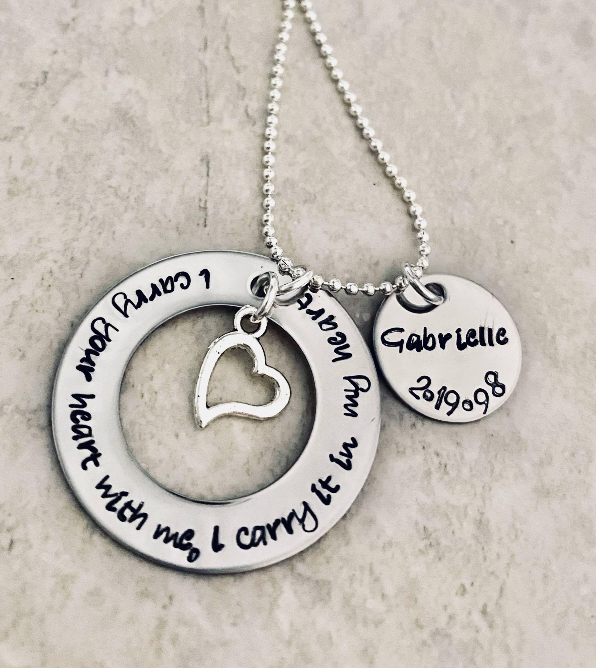 Personalisierte Erinnerungs-Halskette, Handgestempelter Name-Datum-Schmuck von WhirlyBirdDesigns