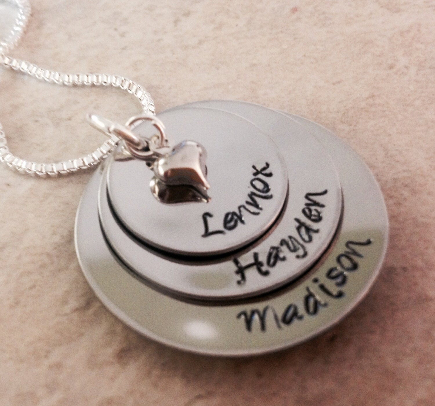 Personalisierte Familien Name Halskette, Muttertag Geschenk von WhirlyBirdDesigns