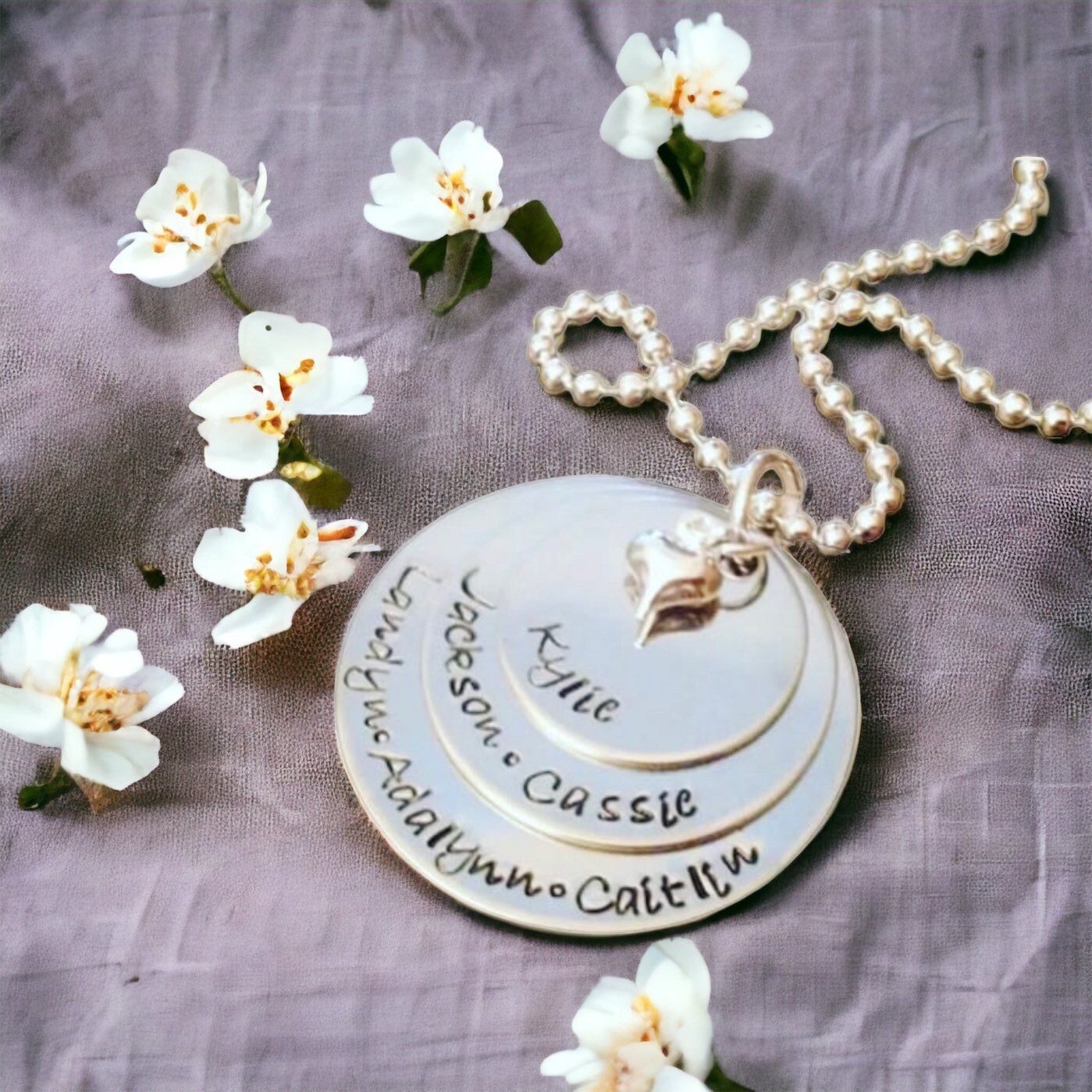 Personalisierte Familiennamen Halskette Hand Gestempelt Mom Halskette Mit Herz Charm von WhirlyBirdDesigns