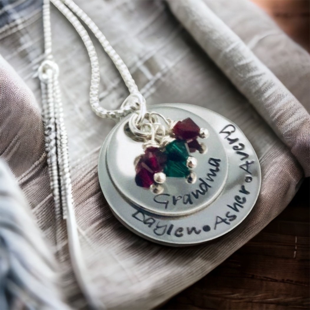 Personalisierte Geburtsstein Kristallkette Handgestempelte Namensscheiben, Geschenk Für Mama von WhirlyBirdDesigns