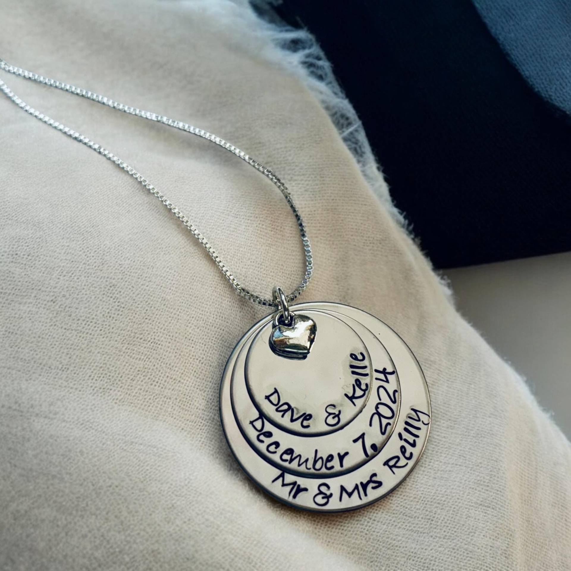 Personalisierte Hochzeitsdatum Halskette Paare Namen Jahrestag Geschenk von WhirlyBirdDesigns