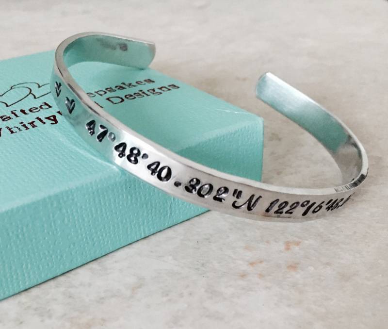 Personalisierte Koordinaten Manschette Armband, Freundschaft Schmuck von WhirlyBirdDesigns