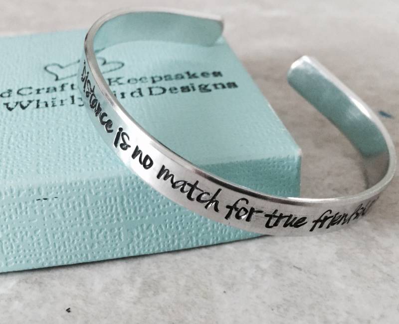 Personalisiertes Manschettenarmband Freundschaftsschmuck, Geschenk Zum Weggehen von WhirlyBirdDesigns