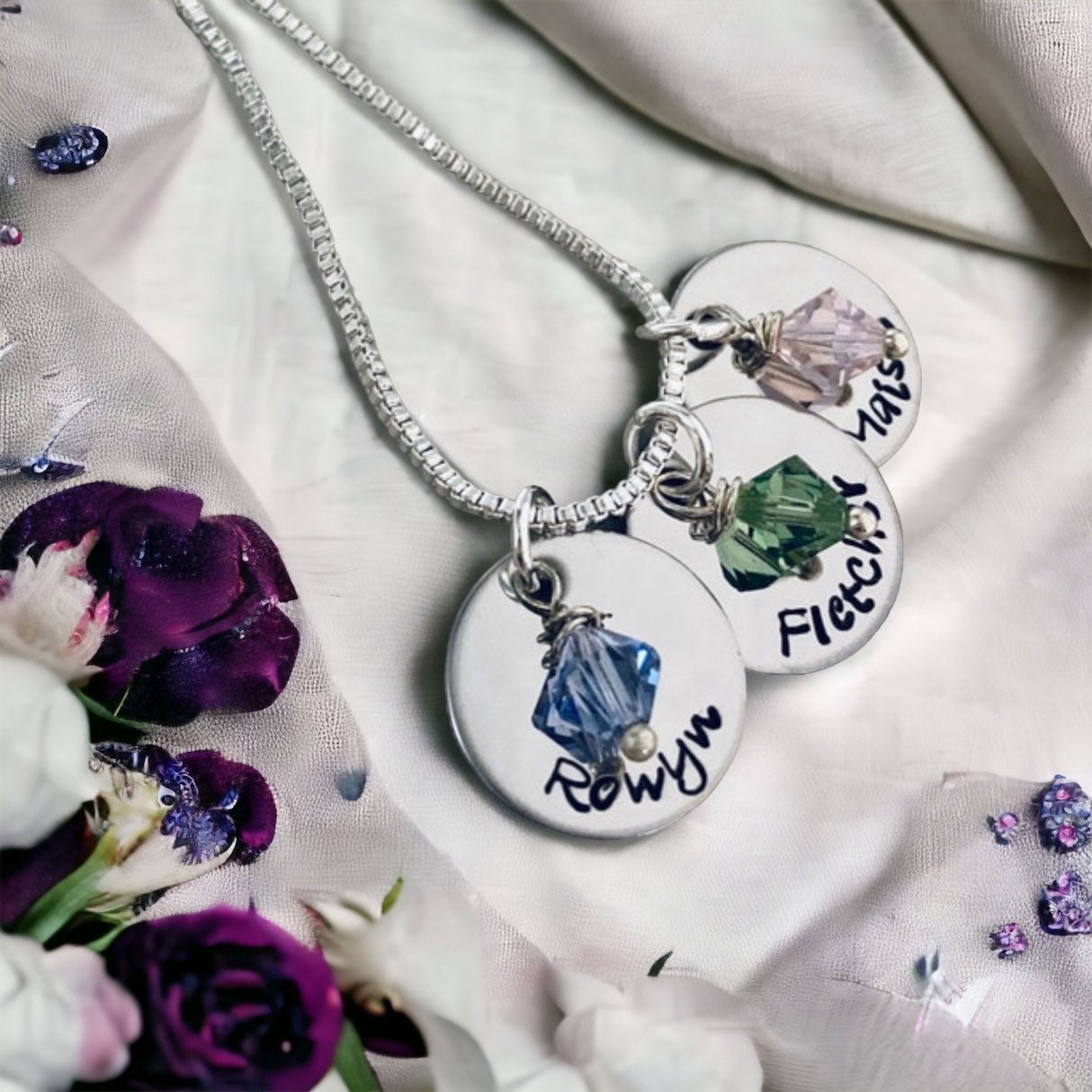 Personalisierte Namenskette Geburtssteinkristalle, Mutterhalskette von WhirlyBirdDesigns