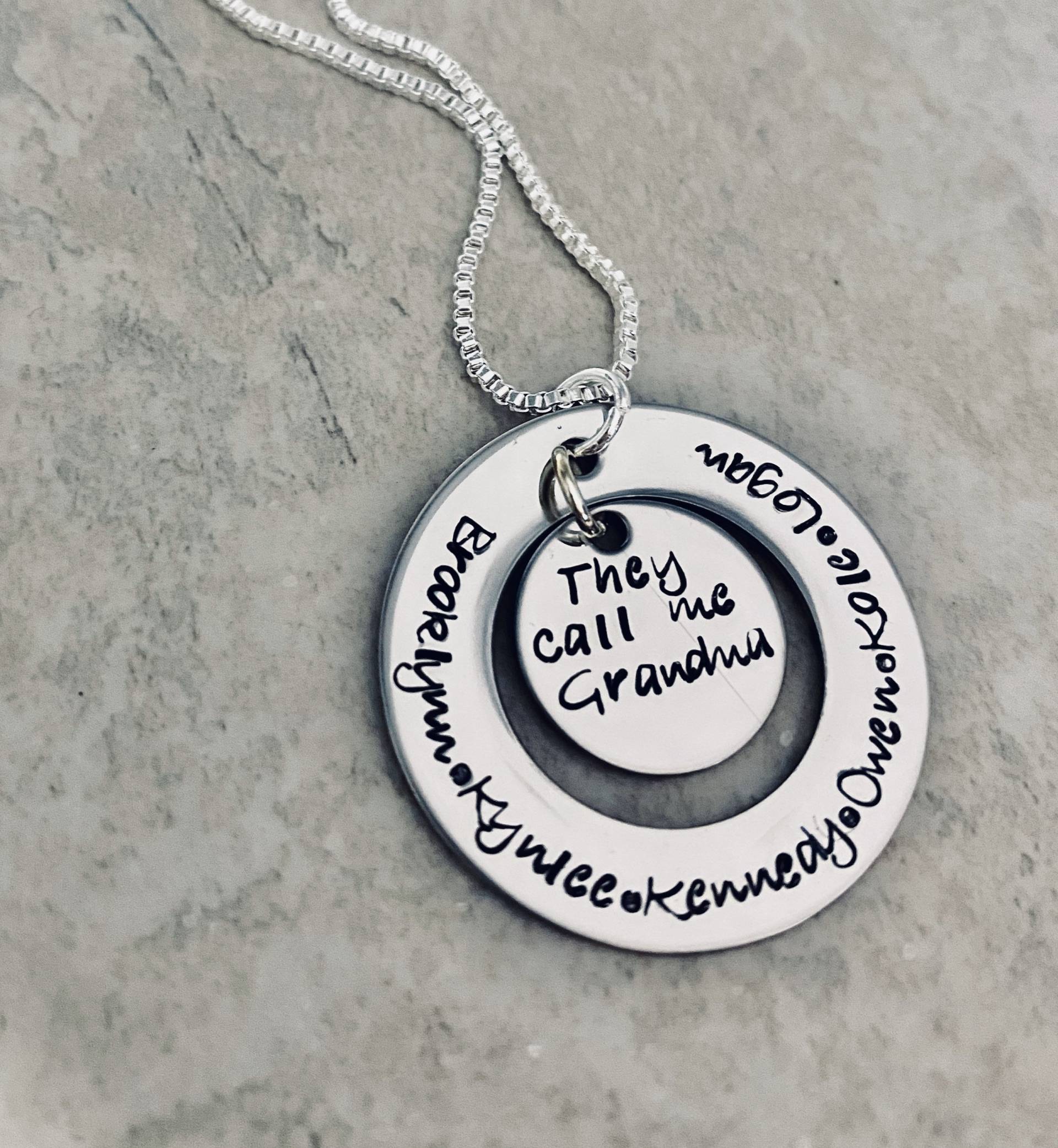 Personalisierte Oma Halskette, Die Namen Der Kinder, Geschenk Zum Muttertag von WhirlyBirdDesigns