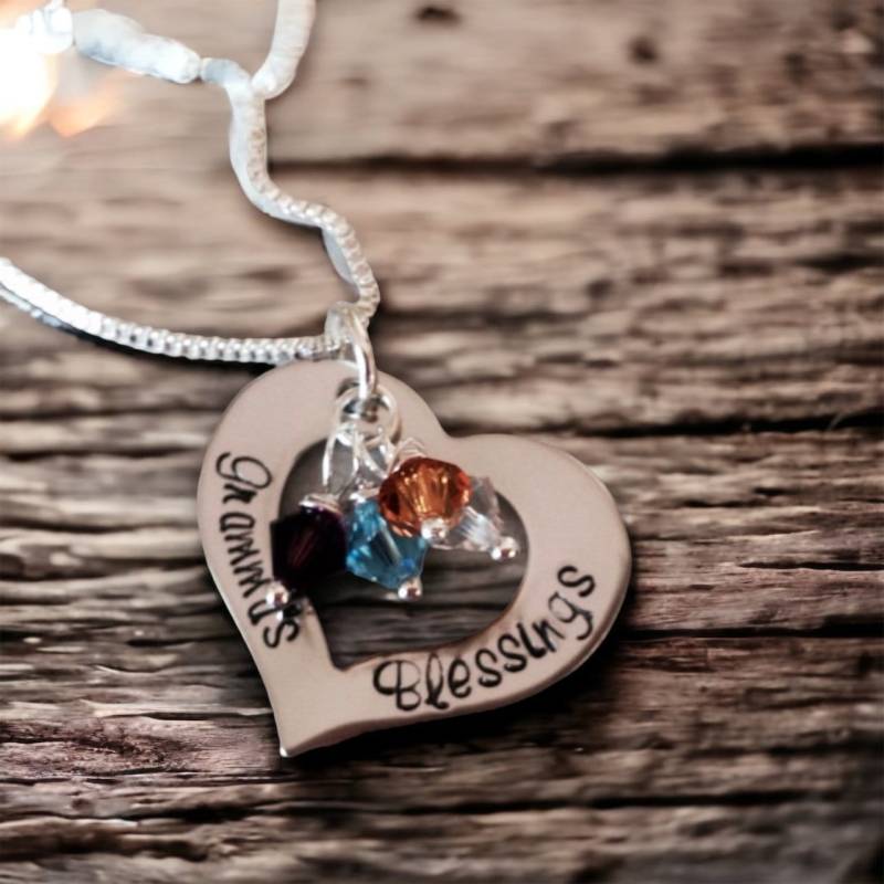 Personalisierte Omas Segen Herz Halskette Mit Swarovski Geburtssteinen von WhirlyBirdDesigns
