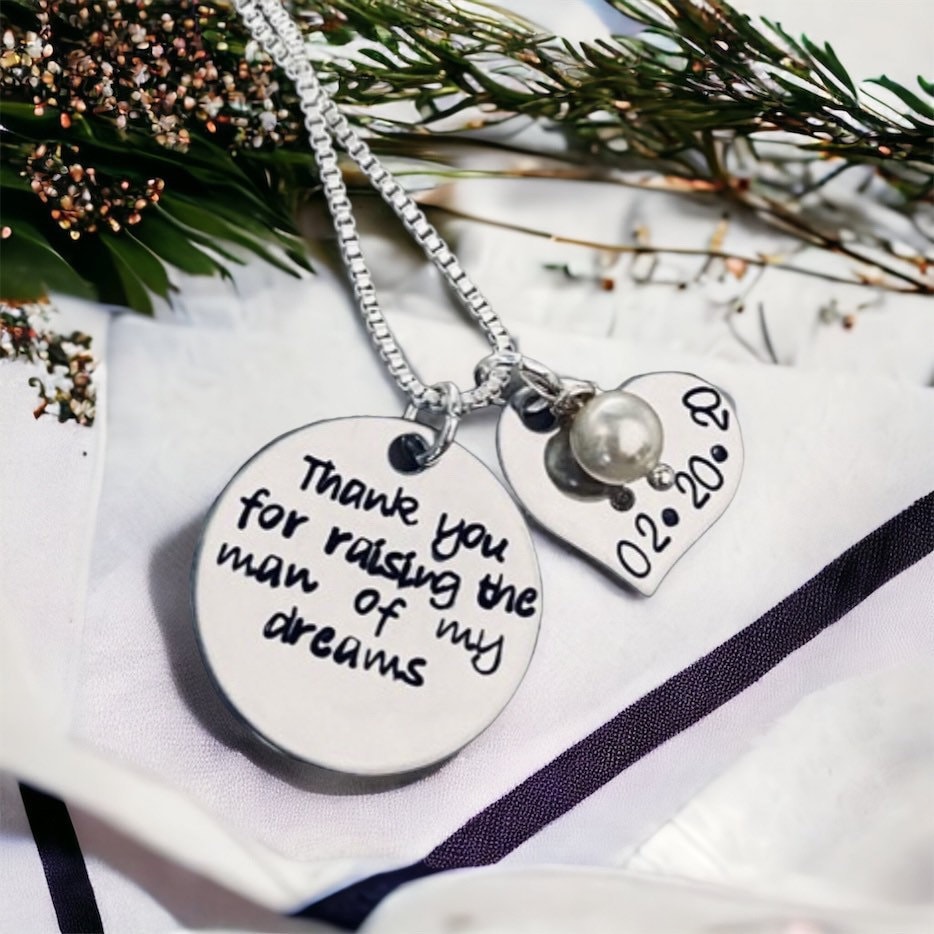 Personalisierte Schwiegermutter Halskette, Hand Gestempelt Hochzeitsgeschenk von WhirlyBirdDesigns