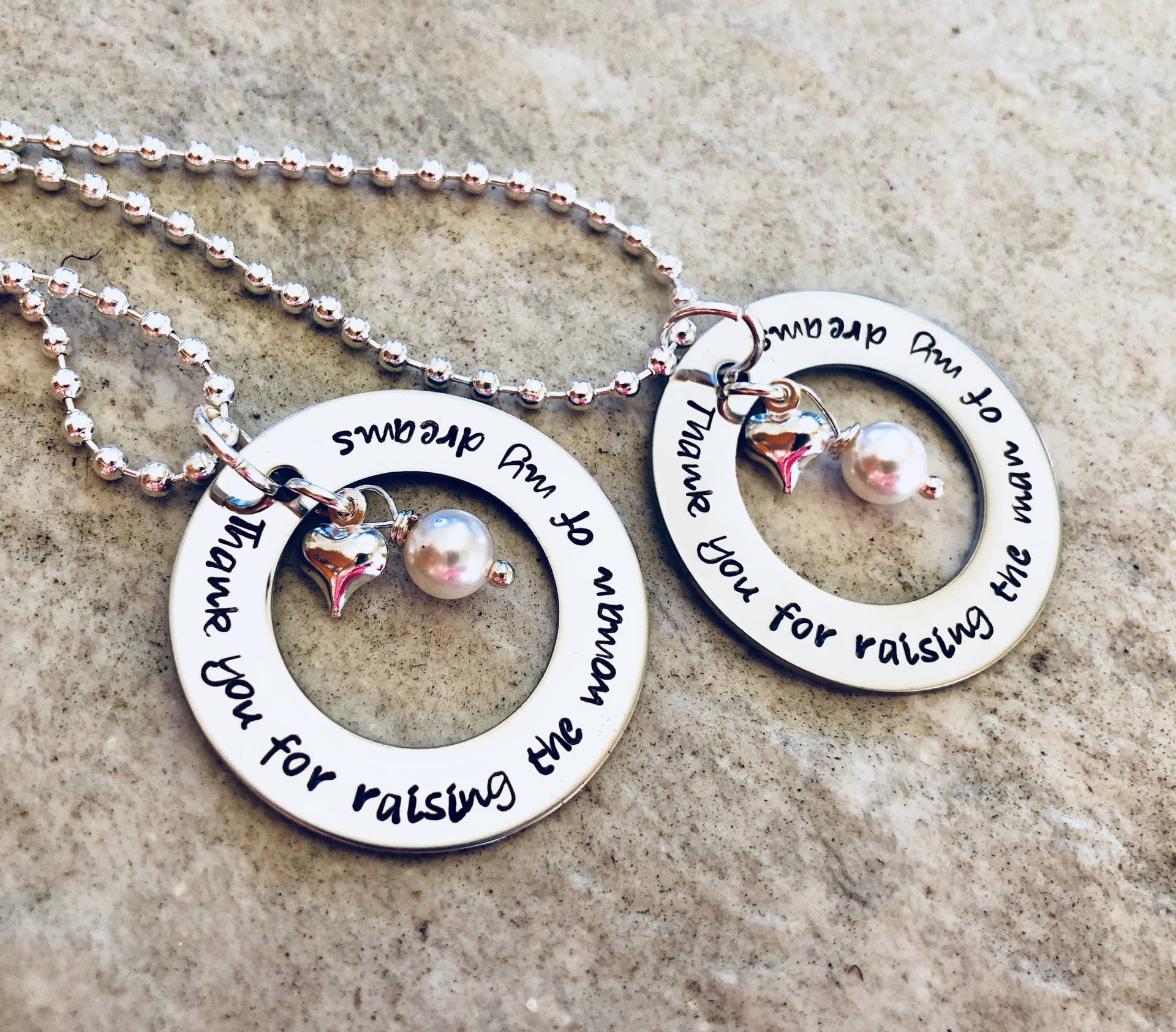 Personalisierte Schwiegermutter Halskette Set, Hand Gestempelt Perle Herz Charme von WhirlyBirdDesigns