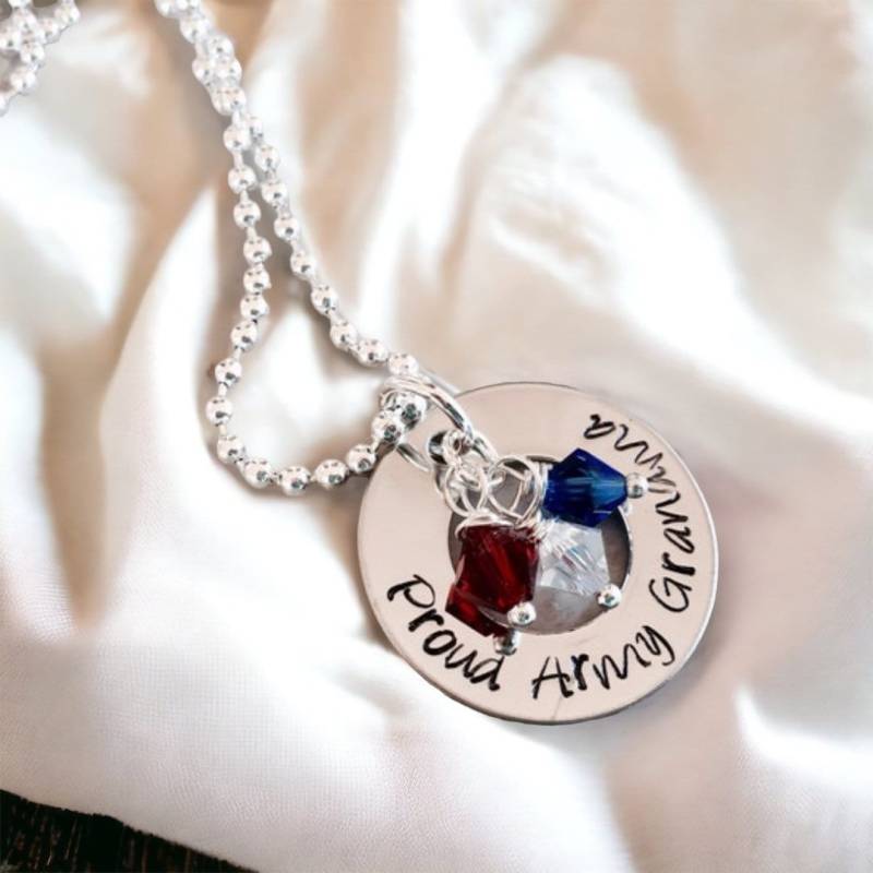Personalisierte Stolze Armee-Oma-Halskette Mit Swarovski-Kristallen von WhirlyBirdDesigns