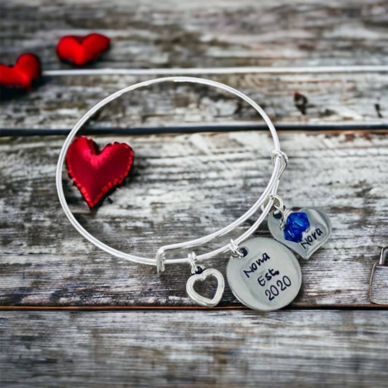 Personalisierter Armband-Armband Oma Monogrammierter Name, Geburtsstein-Anhänger von WhirlyBirdDesigns