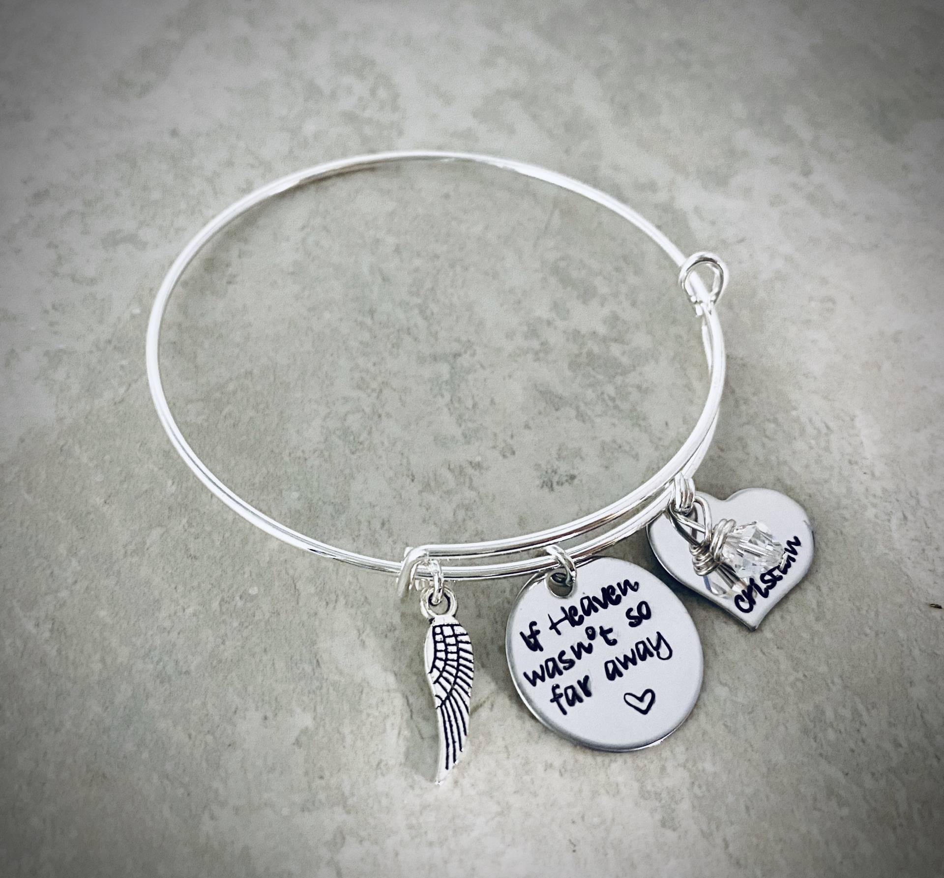 Personalisierter Armreif Name, Geburtsstein Kristall & Engelsflügel von WhirlyBirdDesigns