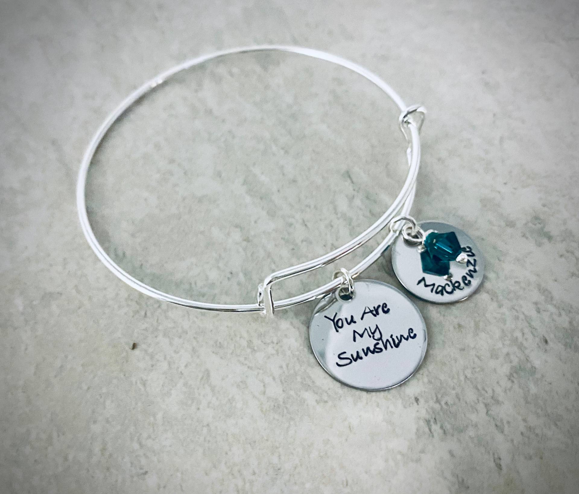 "Personalisierter Armreif "You Are My Sunshine" Mit Swarovski Geburtssteinen." von WhirlyBirdDesigns