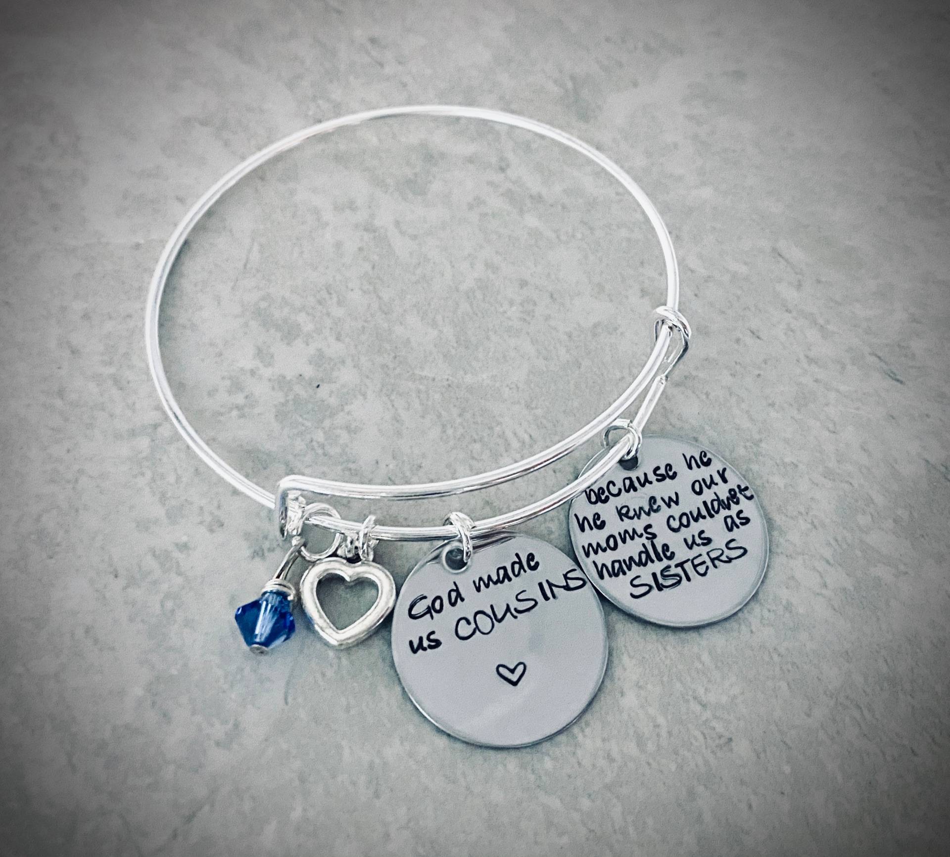 Personalisierter Cousin Armreif, Schwester Zitat Charm von WhirlyBirdDesigns