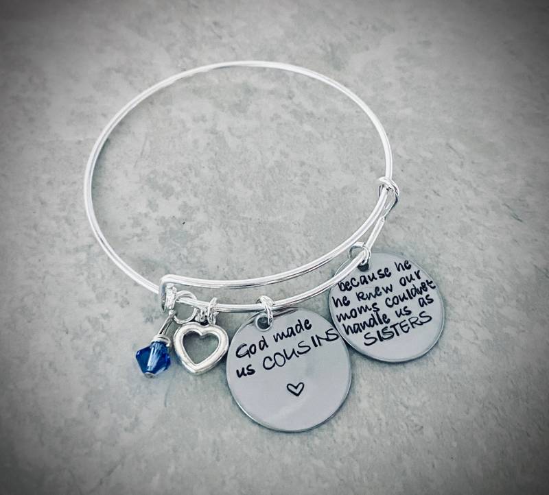 Personalisierter Cousin Armreif, Schwester Zitat Charm von WhirlyBirdDesigns