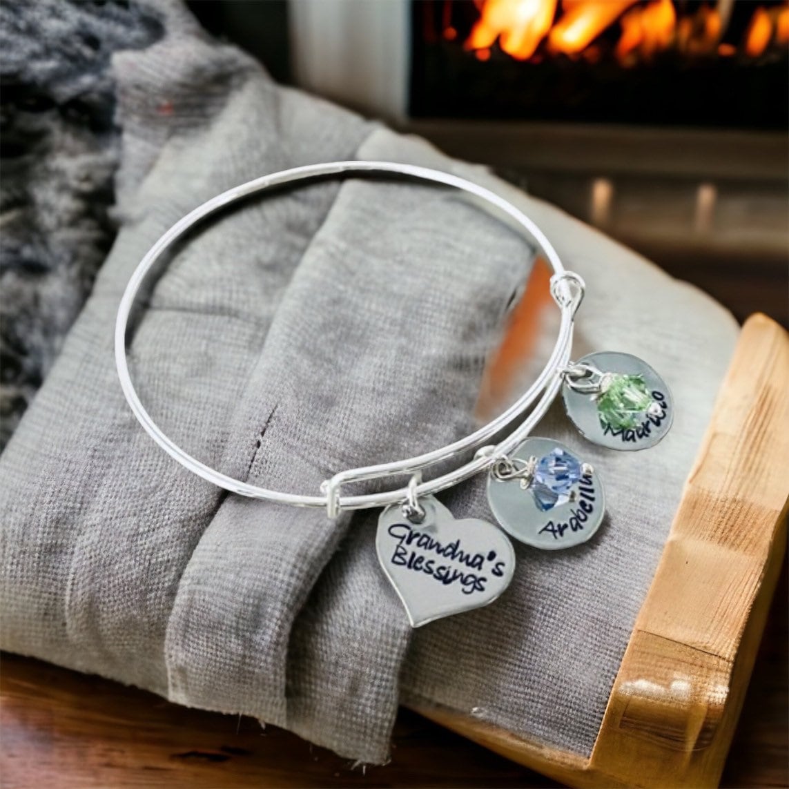 Personalisierter Omas Segen Armreif Mit Den Birthstones Der Kinder von WhirlyBirdDesigns