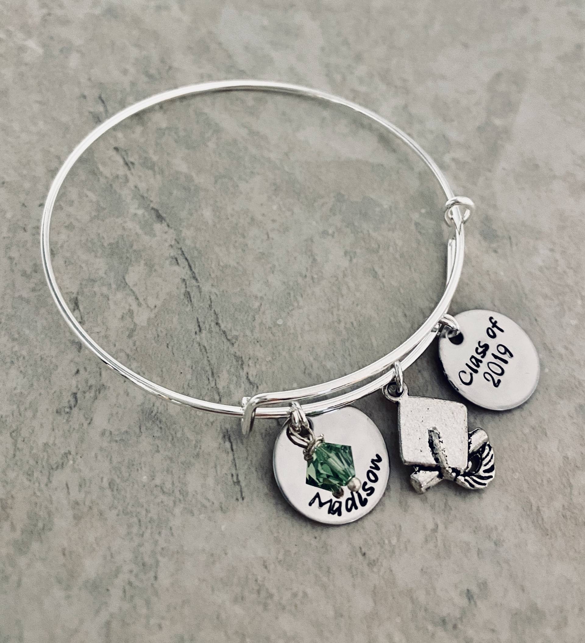 Personalisiertes Abschluss-Armreif Mit Swarovski-Kristall Und Namensanhänger von WhirlyBirdDesigns