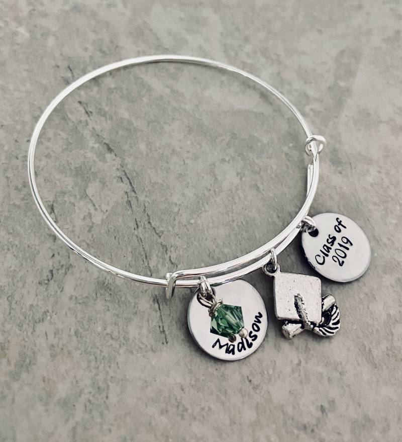 Personalisiertes Abschluss-Armreif Mit Swarovski-Kristall Und Namensanhänger von WhirlyBirdDesigns