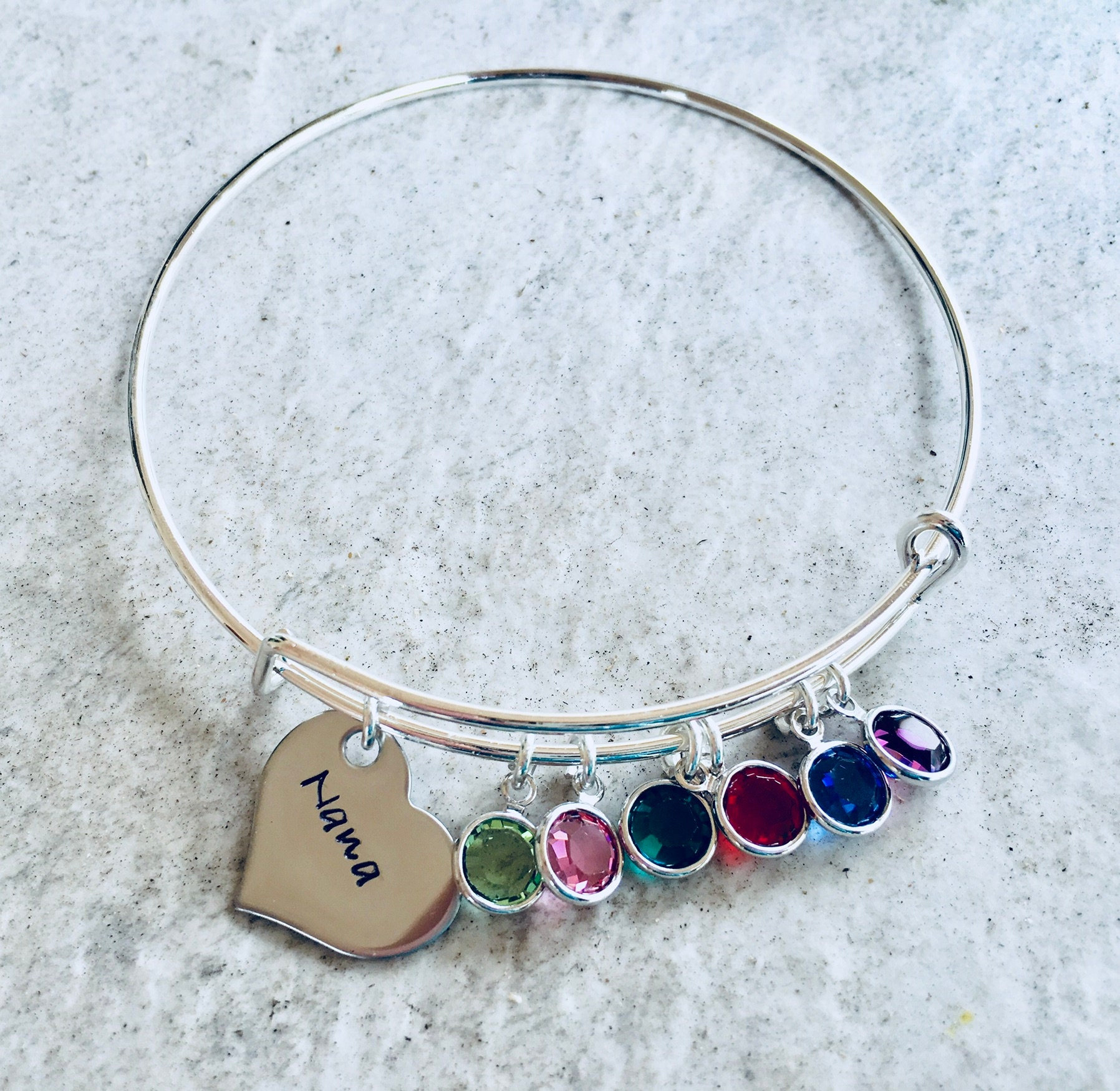 Personalisiertes Armband-Armband Geburtsstein-Kristalle & Namensanhänger von WhirlyBirdDesigns