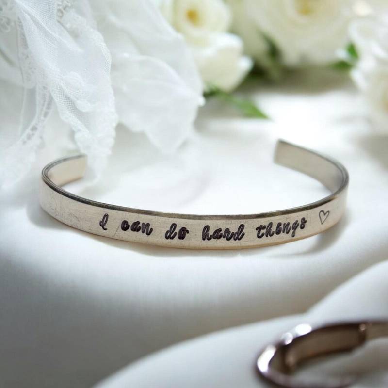 "Personalisiertes Manschetten Armband "Ich Kann Harte Dinge Tun", Monogramm Schmuck." von WhirlyBirdDesigns