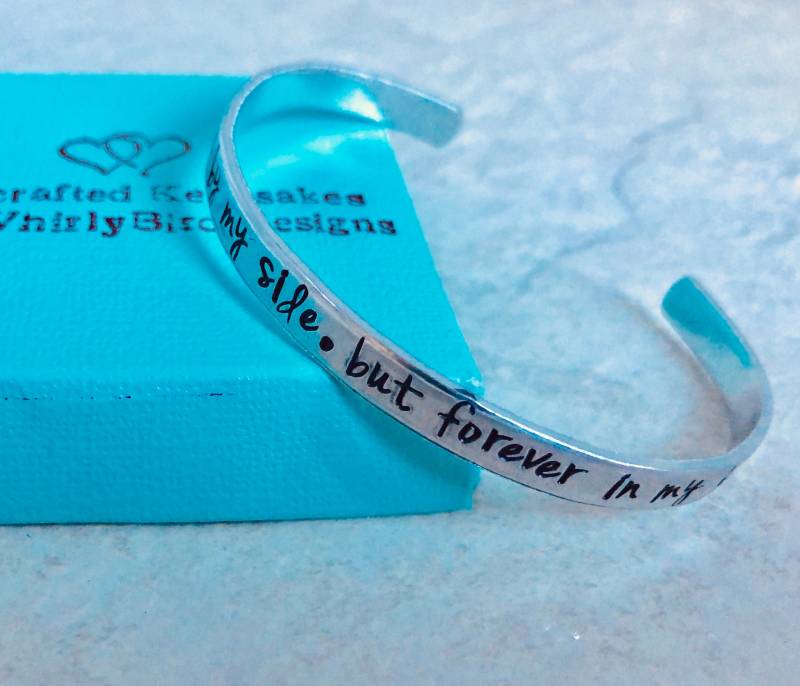 Personalisiertes Manschettenarmband, Verlust-Erinnerungs-Schmuck von WhirlyBirdDesigns