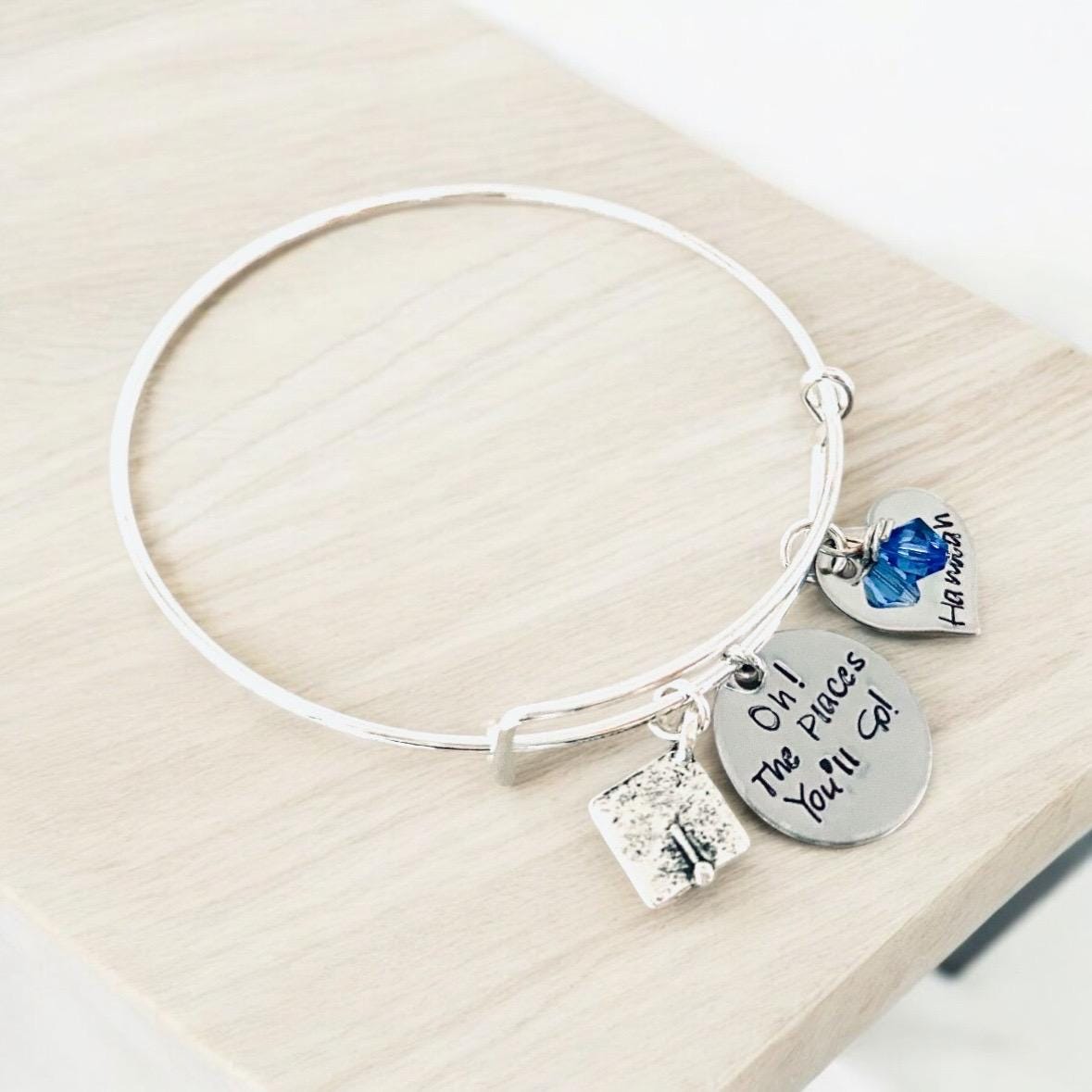 Personalisiertes Armband Zum Abschluss "Oh, The Places You'll Go" Anhänger von WhirlyBirdDesigns