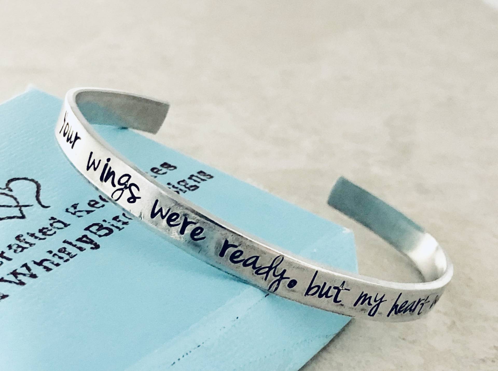 Personalisiertes Manschetten Armband Verlust Der Liebsten Schmuck von WhirlyBirdDesigns