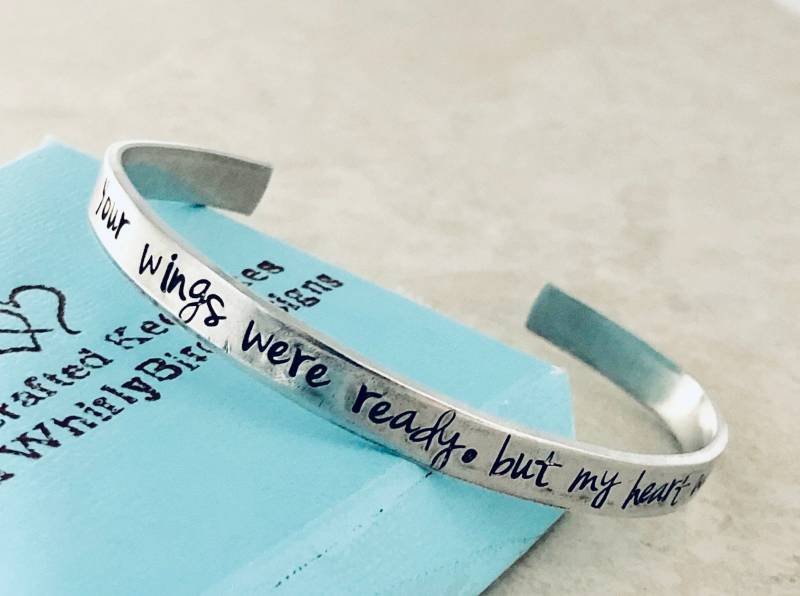 Personalisiertes Manschetten Armband Verlust Der Liebsten Schmuck von WhirlyBirdDesigns