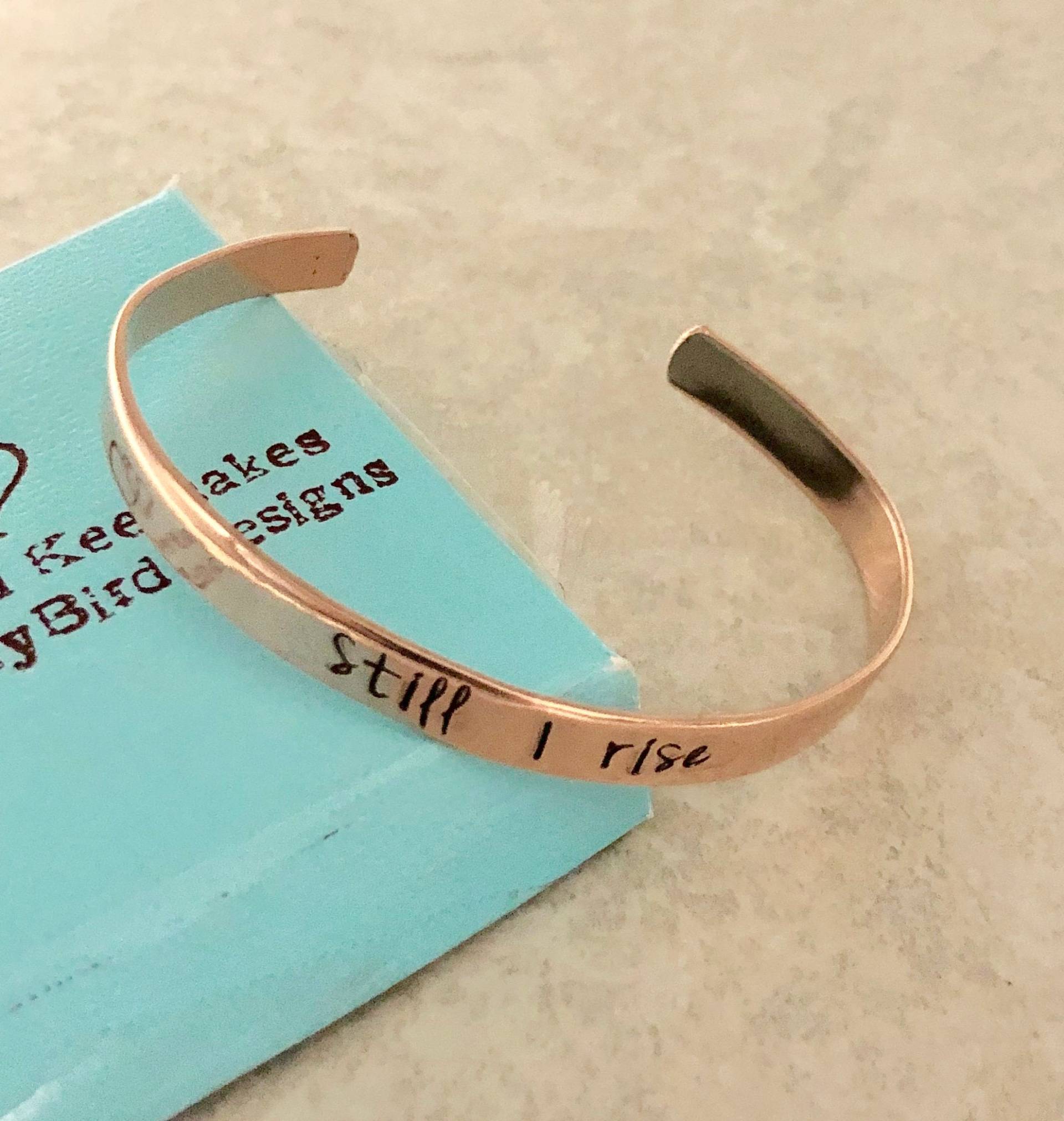 Personalisiertes Manschettenarmband Hand Gestempelt Zitat, Ermutigungsgeschenk von WhirlyBirdDesigns