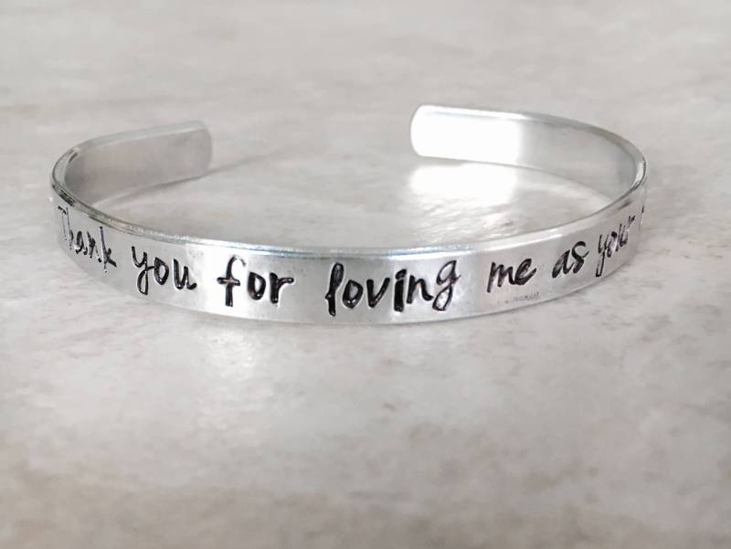 Personalisiertes Manschetten Armband "Danke, Dass Du Mich Liebst' von WhirlyBirdDesigns