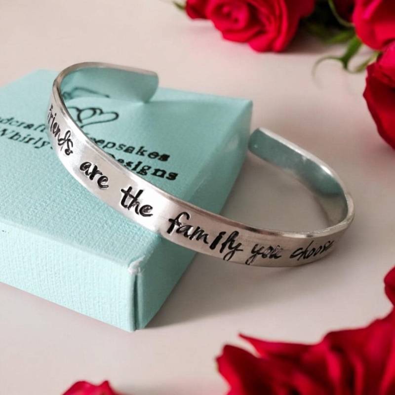 Personalisiertes Manschettenarmband "Friends Are Family', Individuelles Freundschaftsgeschenk von WhirlyBirdDesigns