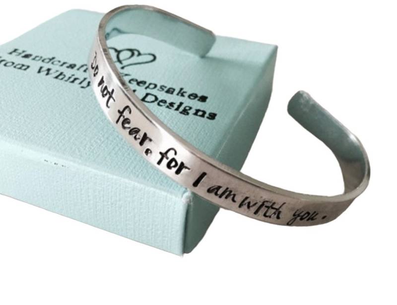 Handgestempeltes Bibel-Vers-Manschettenarmband Personalisiert, Hypoallergen von WhirlyBirdDesigns