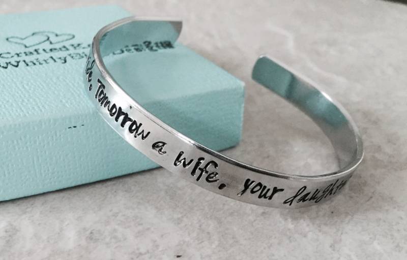 Handgestempeltes Manschettenarmband Mutter Der Braut, Personalisiert von WhirlyBirdDesigns