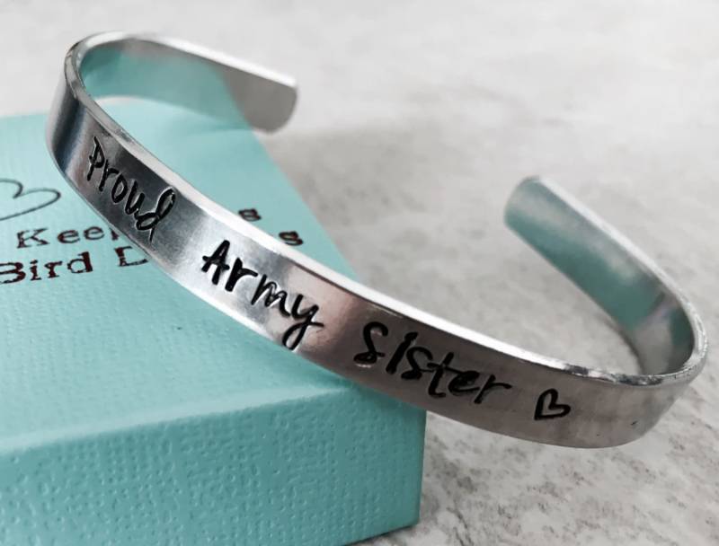 Personalisierte Militär Schwester Armband, Stolze Armee Geschenk von WhirlyBirdDesigns