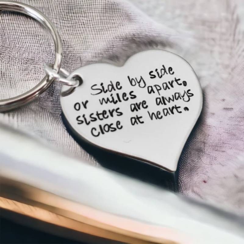 Schwester Schlüsselband Side By Oder Miles Apart, Personalisiertes Silberherz von WhirlyBirdDesigns