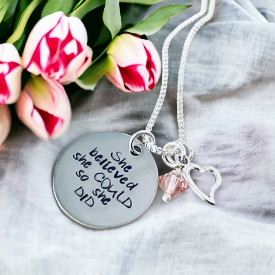 Sie Glaubte, Sie Könne, So Dass Halskette Benutzerdefinierte Ermutigung Abschluss Geschenk Für Ihre Mit Herzcharme Und Kristall Tat von WhirlyBirdDesigns