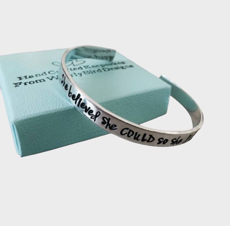 Handgestempeltes Manschetten Armband Personalisierter Schmuck, Inspiration Zitat von WhirlyBirdDesigns